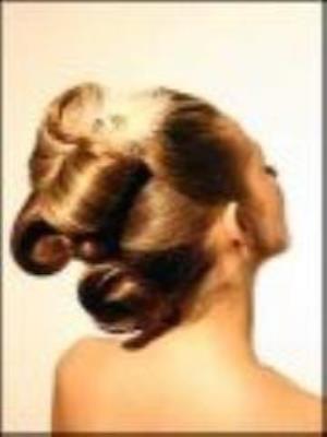 Koki, upięcia, warkocze - krok po kroku. Autor: Praca zbiorowa pod red. Zuzanny Sumirskiej. SmakLiter.pl Okładka książki Koki, upięcia, warkocze - krok po kroku