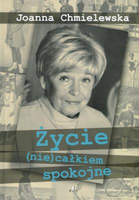 Życie (nie)całkiem spokojne. Autor: Joanna Chmielewska. SmakLiter.pl Okładka książki Życie (nie)całkiem spokojne