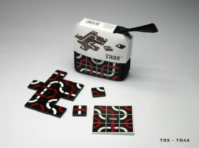 Trax gra logiczna 64 płytki nr. kat TRX. Wydawca: Grapet. SmakLiter.pl Opakowanie Trax gra logiczna 64 płytki nr. kat TRX