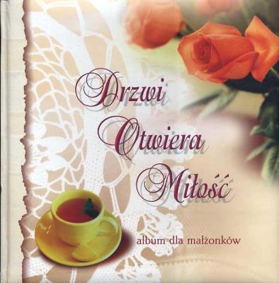 Drzwi otwiera miłość. Album dla małżonków. Autor: Teresa Małgorzata Wilk. SmakLiter.pl Okładka książki Drzwi otwiera miłość. Album dla małżonków