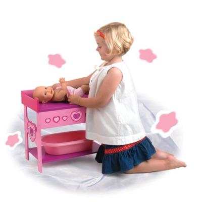 Drewniany stół do przebierania dla lalek. Wydawca: Dolls World. SmakLiter.pl Opakowanie Drewniany stół do przebierania dla lalek