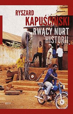 Rwący nurt historii. Autor: Ryszard Kapuściński, Krystyna Strączek. SmakLiter.pl Okładka książki Rwący nurt historii