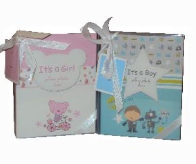 Mały album na zdjęcia dla chłopca. Pudełko. Autor:   Praca zbiorowa. SmakLiter.pl Okładka książki Mały album na zdjęcia dla chłopca. Pudełko