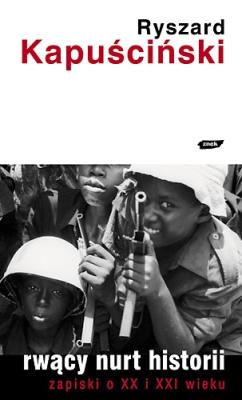 Rwący nurt historii. Zapiski o XX i XXI wieku. Autor: Ryszard Kapuściński. SmakLiter.pl Okładka książki Rwący nurt historii. Zapiski o XX i XXI wieku