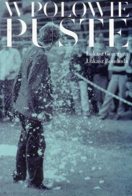 Okładka książki W połowie puste