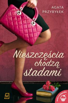 Nieszczęścia chodzą stadami. Autor: Agata Przybyłek. SmakLiter.pl Okładka książki Nieszczęścia chodzą stadami