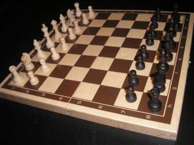 Szachy drewniane. Wydawca: ABINO. SmakLiter.pl Opakowanie Szachy drewniane