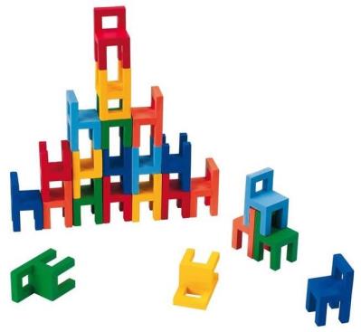 Opakowanie Balansująca wieża z krzesełek