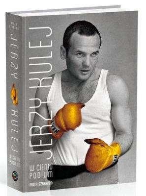 Jerzy Kulej. W cieniu podium. Autor: Szarama Piotr, Kulej Waldemar. SmakLiter.pl Okładka książki Jerzy Kulej. W cieniu podium