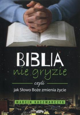 Biblia nie gryzie czyli jak Słowo Boże zmienia życie. Autor: Marcin Kaczmarczyk. SmakLiter.pl Okładka książki Biblia nie gryzie czyli jak Słowo Boże zmienia życie