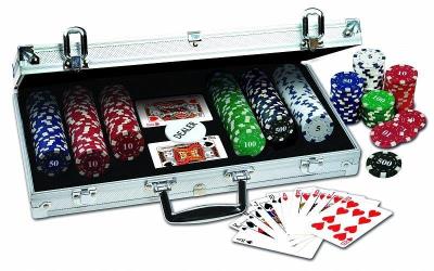 Zestaw do pokera 300 żetonów w walizce. Wydawca: Merchant. SmakLiter.pl Opakowanie Zestaw do pokera 300 żetonów w walizce