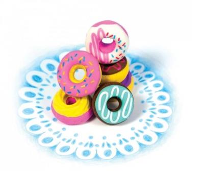 Gumki do ścierania pachnące słodkie Pączki Dainty Donuts, 6 gumek. Wydawca: Kolorowe Baloniki. SmakLiter.pl Opakowanie Gumki do ścierania pachnące słodkie Pączki Dainty Donuts, 6 gumek