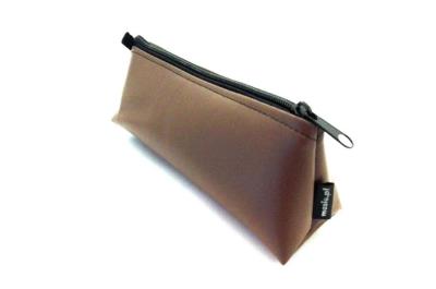 Piórnik ekoskóra brąz SA 317. Wydawca: MESIO.PL. SmakLiter.pl Opakowanie Piórnik ekoskóra brąz SA 317