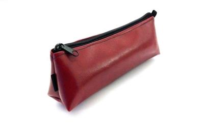 Piórnik ekoskóra wiśnia SA 318. Wydawca: MESIO.PL. SmakLiter.pl Opakowanie Piórnik ekoskóra wiśnia SA 318