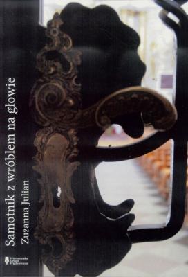 Samotnik z wróblem na głowie. Autor: Zuzanna Julian. SmakLiter.pl Okładka książki Samotnik z wróblem na głowie