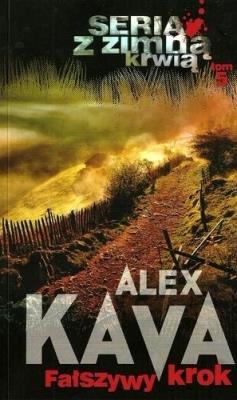 FAŁSZYWY KROK Z ZIMNĄ KRWIĄ TOM 5 WYD. KIESZONKOWE. Autor: Kava Alex. SmakLiter.pl Okładka książki FAŁSZYWY KROK Z ZIMNĄ KRWIĄ TOM 5 WYD. KIESZONKOWE