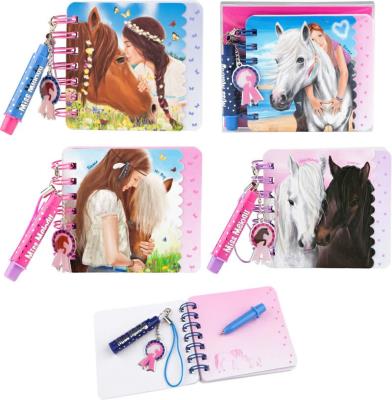 NOTESIK Z DŁUGOPISEM MISS MELODY MIX WZORÓW 8514A. Wydawca: PLUS-Z. SmakLiter.pl Opakowanie NOTESIK Z DŁUGOPISEM MISS MELODY MIX WZORÓW 8514A