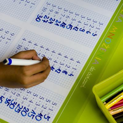 Okładka książki PODKŁADKA NA BIURKO DWUSTRONNA + PISAK TABLICZKA MNOŻENIA 