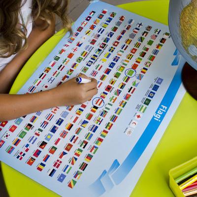 Okładka książki PODKŁADKA NA BIURKO + PISAK DWUSTRONNA MAPA POLITYCZNA ŚWIATA 