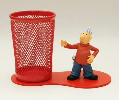 PRZYBORNIK BIURKOWY Z FIGURKĄ MAT (SĄSIEDZI). Wydawca: Tisso-Toys. SmakLiter.pl Opakowanie PRZYBORNIK BIURKOWY Z FIGURKĄ MAT (SĄSIEDZI)