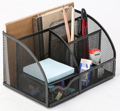 Przybornik biurkowy z miejscem na listy czarny metal. Wydawca: Q-CONNECT. SmakLiter.pl Opakowanie Przybornik biurkowy z miejscem na listy czarny metal