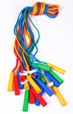 SKAKANKA SZNURKOWA Z PLASTIKOWYMI RĄCZKAMI. Wydawca: MALIMAS. SmakLiter.pl Opakowanie SKAKANKA SZNURKOWA Z PLASTIKOWYMI RĄCZKAMI