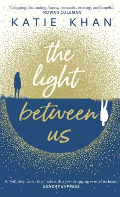 The Light Between US. Autor: Katie Khan. SmakLiter.pl Okładka książki The Light Between US