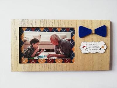 Drewniana ramka na zdjęcia, Dziadku jak dobrze, że jesteś. Wydawca: Jawi. SmakLiter.pl Opakowanie Drewniana ramka na zdjęcia, Dziadku jak dobrze, że jesteś