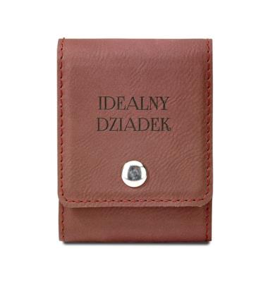 Karty do gry w brązowym etui z dedykacją IDEALNY DZIADEK,. Wydawca: Jawi. SmakLiter.pl Opakowanie Karty do gry w brązowym etui z dedykacją IDEALNY DZIADEK,
