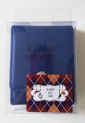 Karty do gry w granatowym etui z dedykacją IDEALNY DZIADEK,. Wydawca: Jawi. SmakLiter.pl Opakowanie Karty do gry w granatowym etui z dedykacją IDEALNY DZIADEK,