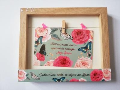 Ramka na zdjęcie z Led, Troskliwa, mądra, urocza, wyrozumiała, niezwykła - Moja Babcia, morska. Wydawca: Jawi. SmakLiter.pl Opakowanie Ramka na zdjęcie z Led, Troskliwa, mądra, urocza, wyrozumiała, niezwykła - Moja Babcia, morska