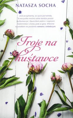 TROJE NA HUŚTAWCE WYD. KIESZONKOWE. Autor: Natasza Socha. SmakLiter.pl Okładka książki TROJE NA HUŚTAWCE WYD. KIESZONKOWE