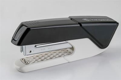 Zszywacz Aris-35 czarny. Wydawca: Kangaro. SmakLiter.pl Opakowanie Zszywacz Aris-35 czarny