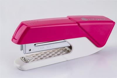 Zszywacz Aris-35 różowy. Wydawca: Kangaro. SmakLiter.pl Opakowanie Zszywacz Aris-35 różowy