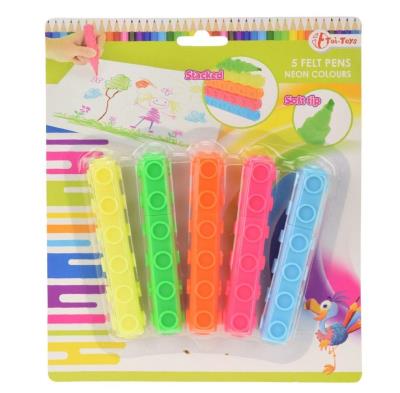 Flamastry w kształcie klocków 5 sztuk. Wydawca: ToiToys. SmakLiter.pl Opakowanie Flamastry w kształcie klocków 5 sztuk