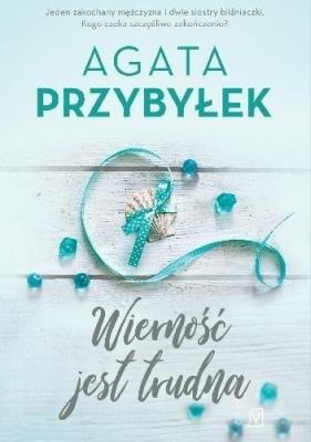 Wierność jest trudna pocket. Autor: Agata Przybyłek. SmakLiter.pl Okładka książki Wierność jest trudna pocket