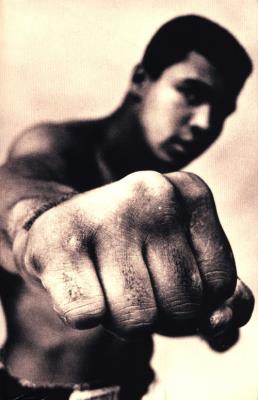 Ali: A Life. Autor: Jonathan Hensleigh. SmakLiter.pl Okładka książki Ali: A Life