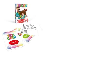 Gra karciana Lifehacks CARTAMUNDI. Wydawca: Cartamundi. SmakLiter.pl Opakowanie Gra karciana Lifehacks CARTAMUNDI