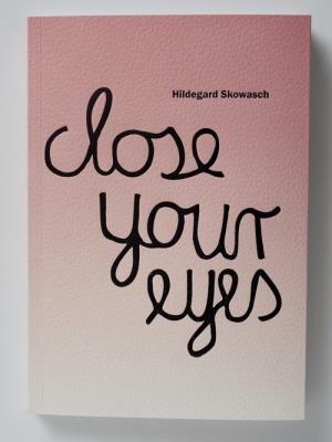Hildegard Skowash Close your eyes Katalog wystawy. Autor:   Praca zbiorowa. SmakLiter.pl Okładka książki Hildegard Skowash Close your eyes Katalog wystawy