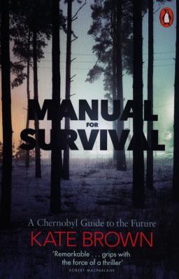 Manual for Survival. Autor: Kate Brown. SmakLiter.pl Okładka książki Manual for Survival