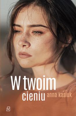 W twoim cieniu. Autor: Kasiuk Anna. SmakLiter.pl Okładka książki W twoim cieniu