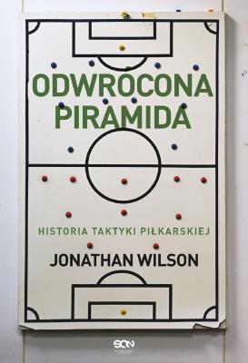 Odwrócona piramida. Autor: Wilson Jonathan. SmakLiter.pl Okładka książki Odwrócona piramida