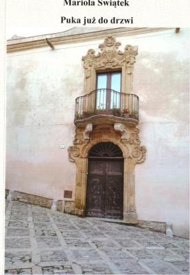 Puka już do drzwi. Autor: Mariola Świątek. SmakLiter.pl Okładka książki Puka już do drzwi