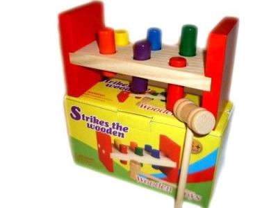 Opakowanie Drewniany stolik z młotkiem