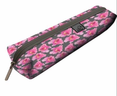 Piórnik mini prostokąt Lilie PPM-44. Wydawca: Bee-bee. SmakLiter.pl Opakowanie Piórnik mini prostokąt Lilie PPM-44