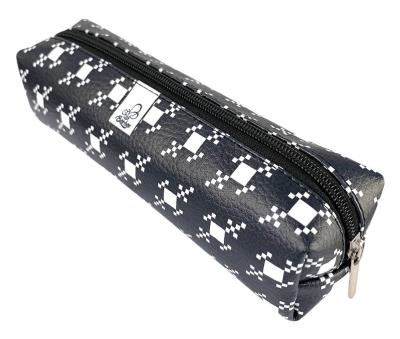 Piórnik prostokąt Kwadraty. Wydawca: Bee-bee. SmakLiter.pl Opakowanie Piórnik prostokąt Kwadraty