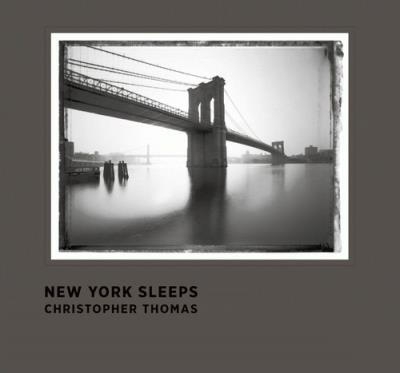 New York Sleeps. Autor: Thomas Christopher. SmakLiter.pl Okładka książki New York Sleeps