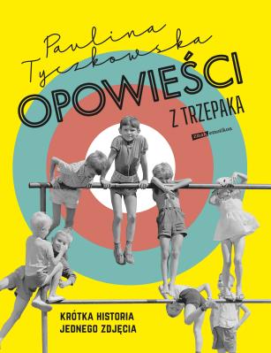 Opowieści z trzepaka. Krótka historia jednego zdjęcia. Autor: Paulina  Tyczkowska. SmakLiter.pl Okładka książki Opowieści z trzepaka. Krótka historia jednego zdjęcia