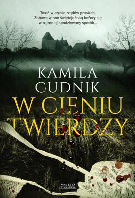 W cieniu twierdzy. Autor: KAMILA CUDNIK. SmakLiter.pl Okładka książki W cieniu twierdzy