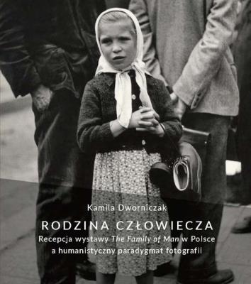 Rodzina człowiecza Recepcja wystawy. Autor: Dworniczak Kamila. SmakLiter.pl Okładka książki Rodzina człowiecza Recepcja wystawy